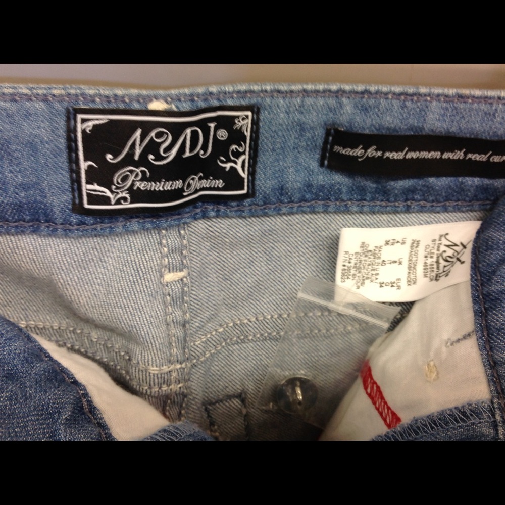 NYDJ DENIM CROP/CAPRI JEANS SIZE 4 NWT SUPER CUTE - Picture 3 of 4
